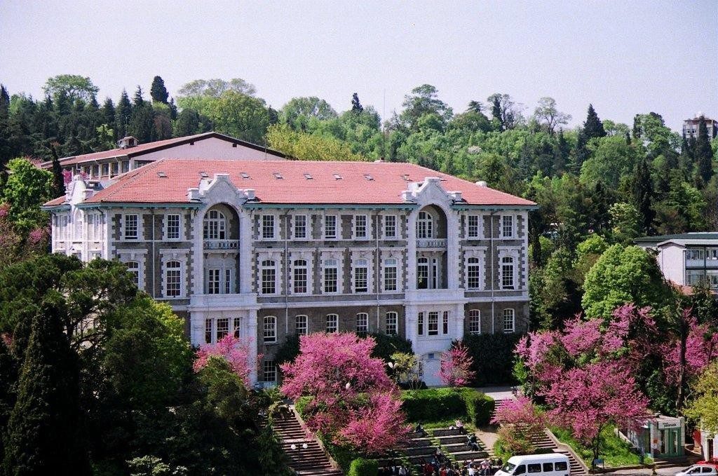 ساختمان اصلی دانشگاه